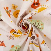 Baumwollstoff in Beige mit farbenfrohem Design: orange Füchse, gelbe Sonnen, bunte Regenbögen, Bienen und Blumen, verspieltes französisches Muster - kunstvoll eingedreht in Falten