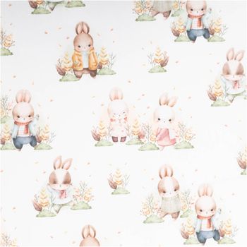 Baumwollstoff in Weiß mit zartem Digitaldruck: niedliche Hasen in Pastelltönen wie Rosa, Beige und Hellblau, verspieltes französisches Design - Nahaufnahme