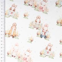 Baumwollstoff in Weiß mit zartem Digitaldruck: niedliche Hasen in Pastelltönen wie Rosa, Beige und Hellblau, verspieltes französisches Design - mit Massband
