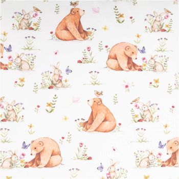 Baumwollstoff in Weiß mit digital gedrucktem Motiv aus braunen Bären, weißen Hasen, bunten Schmetterlingen und zarten Blumen in natürlichen Farben - Nahaufnahme