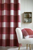 Raumansicht mit rot-weiß kariertem Vorhang und passendem Kissen im Landhausstil