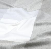 92270-Vorhangstoff-Wolloptik-Landhauskaro-weiss-beige-140cm-Breite-Screenshot-2025-07-26-113138.jpg Diagonalansicht der Stofftextur mit grober, wollähnlicher Oberfläche, gewellt drapiert