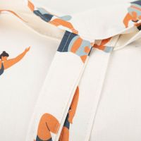 92278-Tasche-Shopper-aus-Baumwolle-Body-Positivity-Yoga-von-SCHoeNER-LEBEN--IMG-9161.jpg Großer Baumwoll-Shopper mit farbenfrohem Body Positivity Yoga-Motiv. Das Muster zeigt stilisierte Frauen in verschiedenen Posen, perfekt für Sport und Freizeit, von SCHÖNER LEBEN - Henkelaufnahme