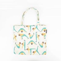 Großer Baumwoll-Shopper von SCHÖNER LEBEN mit einem motivierenden Turner-Muster. Die Tasche zeigt Frauen in dynamischen Dehn- und Yoga-Posen auf einem hell gestreiften Grund - Ganzansicht