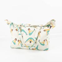 Großer Baumwoll-Shopper von SCHÖNER LEBEN mit einem motivierenden Turner-Muster. Die Tasche zeigt Frauen in dynamischen Dehn- und Yoga-Posen auf einem hell gestreiften Grund - Vollansicht befüllt