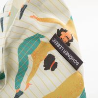 Großer Baumwoll-Shopper von SCHÖNER LEBEN mit einem motivierenden Turner-Muster. Die Tasche zeigt Frauen in dynamischen Dehn- und Yoga-Posen auf einem hell gestreiften Grund - Detailaufnahme