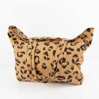 Großer Baumwoll-Shopper mit einem modischen Leo-Dessin. Die Tasche mit langen Tragegriffen zeigt den klassischen Tier-Print in Schwarz und Braun auf warmem beigefarbenem Grund - Vollansicht befuellt