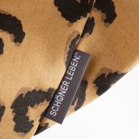 Großer Baumwoll-Shopper mit einem modischen Leo-Dessin. Die Tasche mit langen Tragegriffen zeigt den klassischen Tier-Print in Schwarz und Braun auf warmem beigefarbenem Grund - Detailaufnahme