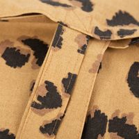 Großer Baumwoll-Shopper mit einem modischen Leo-Dessin. Die Tasche mit langen Tragegriffen zeigt den klassischen Tier-Print in Schwarz und Braun auf warmem beigefarbenem Grund - Henkelaufnahme