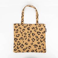92280-Tasche-Shopper-aus-Baumwolle-Leo-Dessin-von-SCHoeNER-LEBEN--IMG-9171.jpg Großer Baumwoll-Shopper mit einem modischen Leo-Dessin. Die Tasche mit langen Tragegriffen zeigt den klassischen Tier-Print in Schwarz und Braun auf warmem beigefarbenem Grund - Ganzansicht