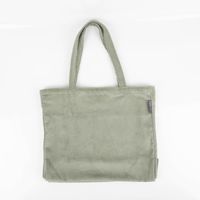 92287-Tasche-Shopper-Cord-aus-Baumwolle-salbei-gruen-von-SCHoeNER-LEBEN--IMG-8610.jpg Salbeigrüner Cord-Shopper aus Baumwolle, präsentiert mit weichen Henkeln als geräumige Tasche von SCHÖNER LEBEN - eingefalten
