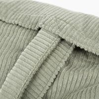 92287-Tasche-Shopper-Cord-aus-Baumwolle-salbei-gruen-von-SCHoeNER-LEBEN--IMG-8622.jpg Salbeigrüner Cord-Shopper aus Baumwolle, präsentiert mit weichen Henkeln als geräumige Tasche von SCHÖNER LEBEN - Henkelnahaufnahme