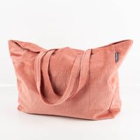 92297-Tasche-Shopper-Cord-aus-Baumwolle-peach-von-SCHoeNER-LEBEN--IMG-8627.jpg Peachfarbener Cord-Shopper aus Baumwolle, präsentiert mit breiten Henkeln als stylische, geräumige Tasche von SCHÖNER LEBEN - Vollansicht