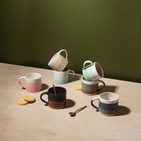 92314-Tasse-Marlowe-Mug-260ml-grau-von-Sass-und-Belle-Tassen-von-Sass-und-Belle-.jpg Verschiedene Marlowe Tassen von Sass & Belle auf einem Tisch mit Keksen dekoriert