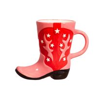 Sass & Belle Tasse in Form eines rosa Cowboy-Stiefels neben passenden Deko-Elementen und roter Rose – originelle Geschenkidee