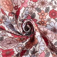 92323-Tischdeckenstoff-abwaschbar-Baumwollstoff-beschichtet-Enduit-Brigitte-Blumen-weiss-rosa-1-45m-Breite-IMG-5877.jpg Beschichteter Baumwollstoff in Weiß mit dichtem Blumenmuster in Rosa, Rot und Apricot, ergänzt durch grüne Blätter, abwaschbar und ideal für Tischdecken - kunstvoll eingedreht in Falten