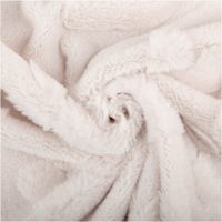 Superflauschiger Fleece-Stoff in Ecru mit eingeprägtem 3D-Pfotenmuster, kuschelig weich, wärmend und ideal für Decken oder Haustieraccessoires - kunstvoll eingedreht in Falten