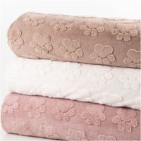 92327-Fleece-Stoff-3D-Pfoten-superflauschig-Ecru-1-60m-IMG-6825.jpg Superflauschiger Fleece-Stoff in Ecru mit eingeprägtem 3D-Pfotenmuster, kuschelig weich, wärmend und ideal für Decken oder Haustieraccessoires - mit anderen Stoffen in Szene gesetzt