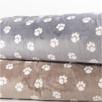 Weicher Fleece-Stoff in Beige mit regelmäßigem Muster aus weißen Pfotenabdrücken, kuschelig, pflegeleicht und ideal für Decken oder Tierzubehör - mit anderem Stoff in Szene gesetzt