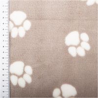 92331-Fleece-Stoff-Pfoten-weich-und-pflegeleicht-Beige-1-45m-IMG-6802.jpg Weicher Fleece-Stoff in Beige mit regelmäßigem Muster aus weißen Pfotenabdrücken, kuschelig, pflegeleicht und ideal für Decken oder Tierzubehör - mit Massband