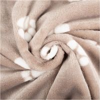 92331-Fleece-Stoff-Pfoten-weich-und-pflegeleicht-Beige-1-45m-IMG-6803.jpg Weicher Fleece-Stoff in Beige mit regelmäßigem Muster aus weißen Pfotenabdrücken, kuschelig, pflegeleicht und ideal für Decken oder Tierzubehör - kunstvoll eingedreht in Falten