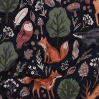 92332-Sweatstoff-aus-Baumwolle-Digitaldruck-Forest-Animals-navy-1-48m-Breite-05631-003--2-.jpg Nahaufnahme Baumwoll-Sweatstoff dunkelblau mit Füchsen, Eulen, Hirschen, Dachsen, Bäumen und Blättern im Digitaldruck.