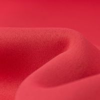 92333-Verdunklungsstoff-Vorhangstoff-einfarbig-grenadine-rot-2-80m-Breite-92333-Verdunklungsstoff-Dim-Out-Vorhangstoff-Verdunklung-einfarbig-grenadine-rot-1-40m-Breite-85432-Verdunklung_5.jpg Nahaufnahme gewellter Stoffkante in kräftigem Rot mit weicher Struktur.