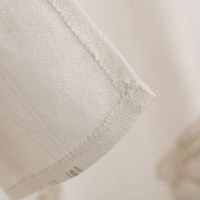 Detailaufnahme der Stoffkante des Oriana-Vorhangs – präzise vernähte Saumkante aus recyceltem Material in Wollweiß