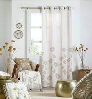 Wohnraum mit Ösenvorhang Oriana, passenden Kissen und naturfarbenen Accessoires