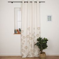 92340-oesenvorhang-Oriana-140x260cm-wollweiss-natur-Blumen-----recycelte-Garne---IMG-8235.jpg Vorhang Oriana in Wollweiß mit zartem Blumenprint präsentiert an einem Fenster, kombiniert mit Pflanze und Bücherdeko – natürliche Eleganz für Wohnräume