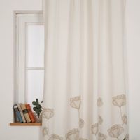 92340-oesenvorhang-Oriana-140x260cm-wollweiss-natur-Blumen-----recycelte-Garne---IMG-8236.jpg Detailansicht des Vorhangs Oriana mit naturfarbenem Blumenmotiv – recycelte Garne in hochwertiger, griffiger Stoffstruktur