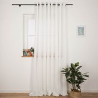Halbtransparenter Ösenvorhang Ontario in Wollweiß vor Fenster mit Zimmerpflanze und Dekoration – stilvolles Wohnaccessoire im natürlichen Look