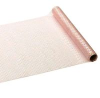 Dekoratives rosa Tüllband als Tischläufer mit Glanz-Effekt, teilweise aufgerollt