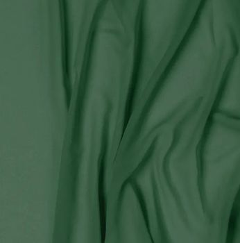 Nahaufnahme von zartem, halbtransparentem Chiffonstoff in Flaschengrün, locker gewellt drapiert