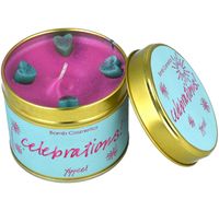 92400-Duftkerze-Celebrations-in-der-Metalldose-handgemacht-von-Bomb-Cosmetic--Screenshot-2025-08-16-122915.jpg Geöffnete Celebrations Candle von Bomb Cosmetics mit pinkem Wachs, Herzdetails und goldenem Metalldeckel
