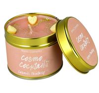 Duftkerze Cosmo Cocktail von Bomb Cosmetics in rosa Wachs mit Herzdetails und goldenem Glitzer
