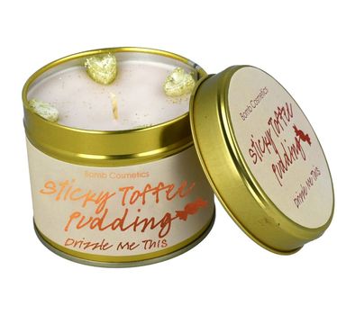 Sticky Toffee Pudding Duftkerze von Bomb Cosmetics in Metalldose mit goldenen Herzdetails im Wachs