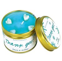 92405-Duftkerze-Thank-You-in-der-Metalldose-handgemacht-von-Bomb-Cosmetic--Screenshot-2025-08-16-135455.jpg Thank You Duftkerze von Bomb Cosmetics in blauer Wachsfarbe mit weißen Herzdetails und geöffnetem goldenem Deckel
