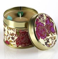 92407-Duftkerze-Vintage-Velvet-in-der-Metalldose-handgemacht-von-Bomb-Cosmetic--Screenshot-2025-08-16-173621.jpg Geöffnete Vintage Velvet Candle mit beige-braunem Wachs, grünen Herzdetails und goldenem Deckel, Marke Bomb Cosmetics