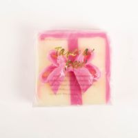 92409-Seife-Take-A-Bow-Soap-Gluehweinduft-handgemacht-100gr-von-Bomb-Cosmetics-IMG-1624.jpg Handgemachte Seife „Take a Bow“ von Bomb Cosmetics mit festlichem Glühweinduft. Die 100g-Seife besticht durch ihr Geschenk-Design mit pinker Schleife und pflegt die Haut mit hochwertigen ätherischen Ölen - Vollansicht