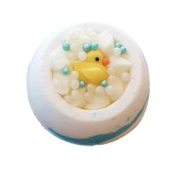 Little Ducky Badebombe von Bomb Cosmetics mit weiß-blauem Rand und gelbem Entchen im Schaumdesign, vor weißem Hintergrund fotografiert