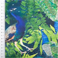 Samtstoff mit prachtvollem Digitaldruck: detailreiche Pfauen in schimmerndem Blau und Grün, umgeben von leuchtend grünen Farnblättern, edel und dekorativ - mit Massband