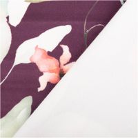 Edler Samtstoff in tiefem Mauve mit digital gedrucktem Blumenmuster: große Blüten in Rot und Pink, grüne Blätter und helle Akzente - mit Rueckseite