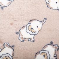 Weicher Fleece-Stoff in Sandfarbe mit niedlichen Elefantenmotiven in Weiß und Braun, kuschelig, wärmend und ideal für Babydecken oder Pyjamas - Nahaufnahme