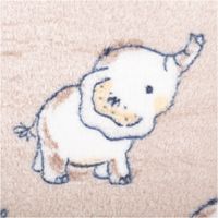 Weicher Fleece-Stoff in Sandfarbe mit niedlichen Elefantenmotiven in Weiß und Braun, kuschelig, wärmend und ideal für Babydecken oder Pyjamas - Detailaufnahme
