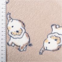 Weicher Fleece-Stoff in Sandfarbe mit niedlichen Elefantenmotiven in Weiß und Braun, kuschelig, wärmend und ideal für Babydecken oder Pyjamas - mit Massband