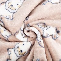 92428-Fleece-Stoff-Elefanten-sand-----Polarfleece-Digitaldruck-145cm-IMG-6783.jpg Weicher Fleece-Stoff in Sandfarbe mit niedlichen Elefantenmotiven in Weiß und Braun, kuschelig, wärmend und ideal für Babydecken oder Pyjamas - kunstvoll eingedreht in Falten