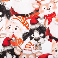 French Terry Stoff in Weiß mit fröhlichem Weihnachtsmotiv: rote Weihnachtsmänner, Rentiere mit Schals, Kätzchen und Hunde in Mützen, verspielt und bunt - Nahaufnahme