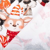 French Terry Stoff in Weiß mit fröhlichem Weihnachtsmotiv: rote Weihnachtsmänner, Rentiere mit Schals, Kätzchen und Hunde in Mützen, verspielt und bunt - mit Rueckseite