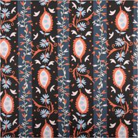 Baumwollstoff mit Streifenmuster in Schwarz und Dunkelblau, verziert mit floralen Ornamenten in Korallenrot, Hellblau und Weiß, dekorativ und modern - Vollbild